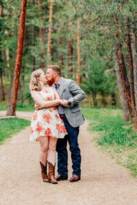 Missoula couple kissing at Lincolnwood Trailhead